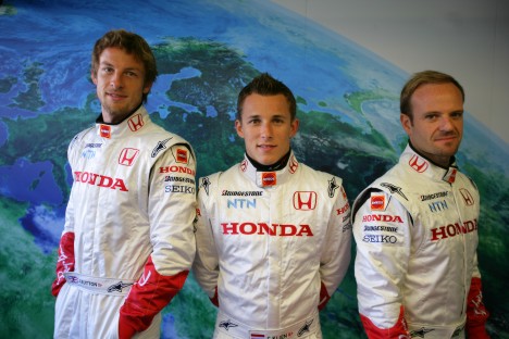 Jenson Button (tv.) og Rubens Barrichello (th.) fortsætter hos Honda teamet i 2008, mens der går rygter om af testkøreren Christian Klien (i midten) skifter til Spyker teamet.